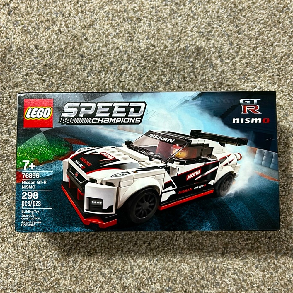 Lego Speed Champions. Never opened. Nissan GT R.  298 pieces.